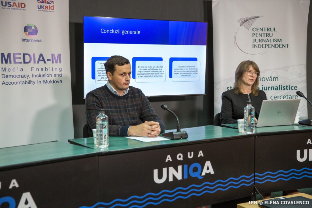 Concluziile celui de-al doilea raport de monitorizare a mass-mediei în campania electorală pentru alegerile locale generale din 5 noiembrie 2023 au fost prezentate într-o conferință de presă de Nadine Gogu (dreapta), directoarea executivă a CJI. Foto: Elena Covalenco, IPN