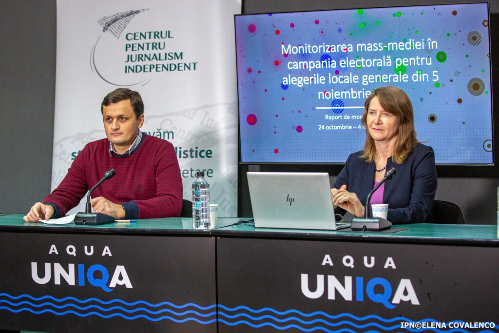Concluziile celui de-al treilea raport de monitorizare a mass-mediei în campania electorală pentru alegerile locale generale din 5 noiembrie 2023 au fost prezentate într-o conferință de presă de Nadine Gogu (dreapta), directoarea executivă a CJI. Foto: Elena Covalenco, IPN